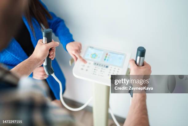 equipo médico de diagnóstico de análisis corporal para el índice de masa corporal en la clínica dietista. - composición fotografías e imágenes de stock