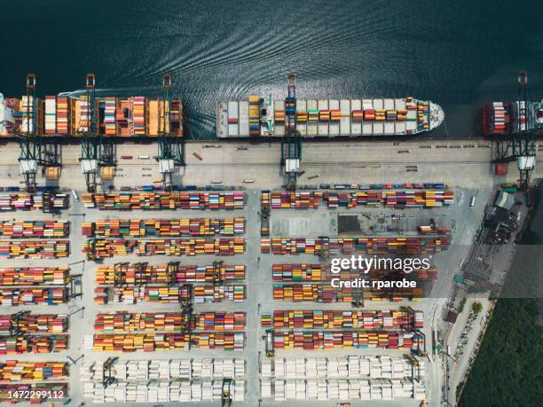porto logistico con navi - caricare attività foto e immagini stock