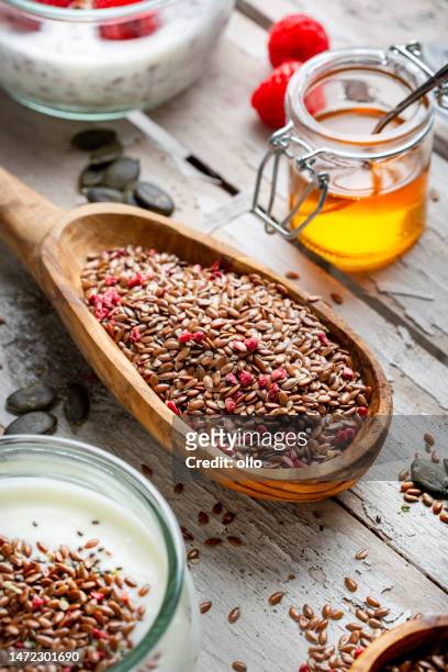 mezcla de semillas, frambuesas y yogur - hemp seed fotografías e imágenes de stock