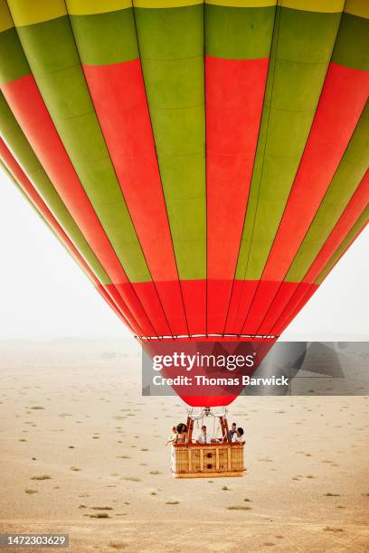 wide shot of family and friends on early morning hot air balloon ride - hot arab women - fotografias e filmes do acervo