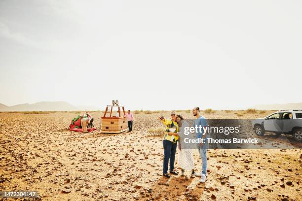 wide shot of family taking selfie after sunrise hot air balloon ride - hot arabic women 個照片及圖片檔