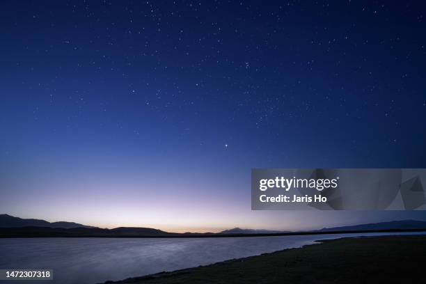 the starry sky on the lake - alba crepuscolo foto e immagini stock