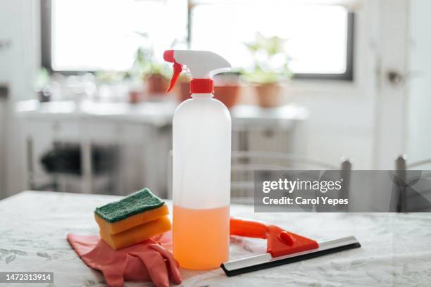 cleaning products of kitchen table - lejía fotografías e imágenes de stock