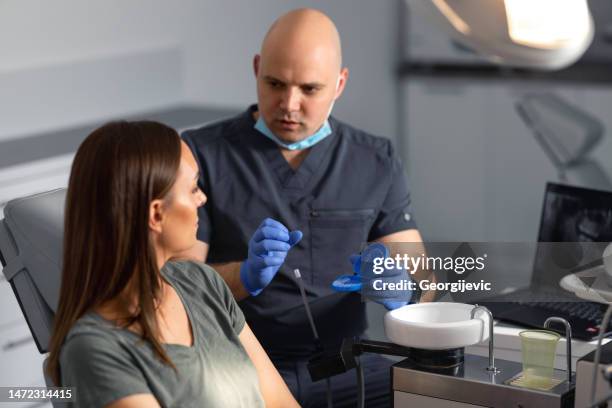 dentist consultation - bleek gezicht stockfoto's en -beelden