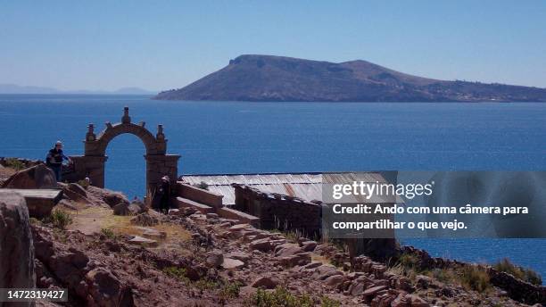 a portico on isla taquile - câmera fotografías e imágenes de stock