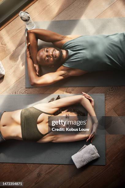couple noir, yoga et détente dans le cadavre ci-dessus sur tapis pour le zen, le bien-être spirituel ou l’exercice paisible ensemble. homme et femme verticaux en méditation fitness relaxant, allongés ou shavasana posent sur le sol - yoga pose photos et images de collection
