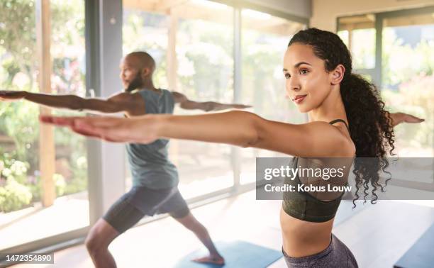 yoga, fitness e bem-estar com um casal negro em um estúdio para um equilíbrio ou treino de saúde mental. exercício, estilo de vida ou spritual com um homem e uma mulher yogi treinamento em um estúdio para o bem-estar - yoga studio - fotografias e filmes do acervo