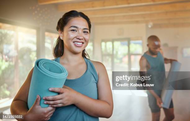 prêt, remise en forme et portrait d’une femme au yoga, à l’exercice ou à l’entraînement avec des personnes au gymnase. santé, sport et fille avec un tapis et le sourire pour commencer le pilates, le cardio bien-être ou une séance d’entraîne - yoga pose photos et images de collection