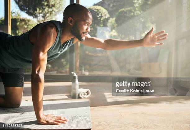 yoga, équilibre et étirements de l’homme noir pour la forme physique, la santé et l’exercice corporel le matin. sportif, débutant et personne africaine faisant une pose de pilates pour une séance d’entraînement, bien-être et entraînement pour - man doing yoga in the morning photos et images de collection
