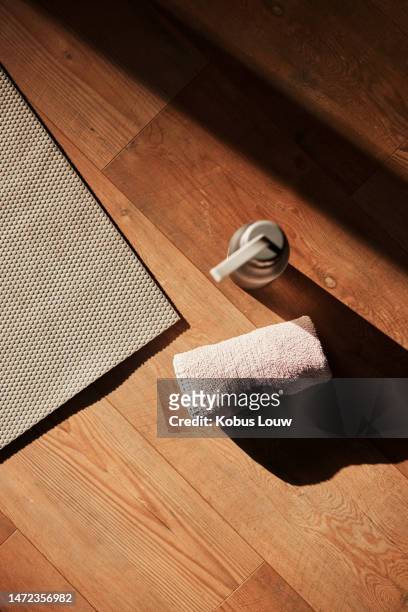 flatlay, fitness and equipment for training on the floor of a gym for sports, workout and yoga. water, towel and above of a mat in an empty room for exercise, pilates and start of cardio for health - exercise equipment 個照片及圖片檔