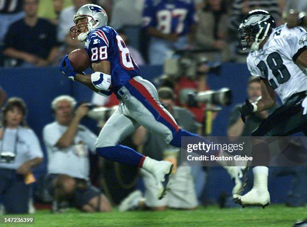 Patriots Terry Glenn catches a 45-yard pass from Scott Zolak during 2nd quarter action against the Eagles.
