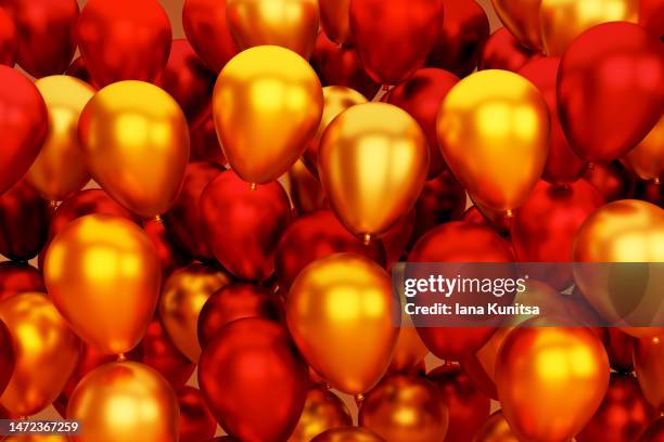 glossy gold and red balloons background. beautiful 3d greeting pattern. - ballon de baudruche doré photos et images de collection