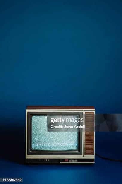 vintage tv 1980s tv static on television set, vintage television 1980s media concept - channel ストックフォトと画像