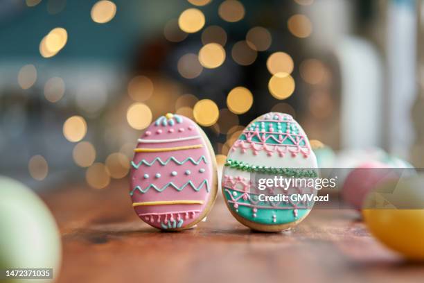 osterkipse mit farbenfroher icing - ostermontag stock-fotos und bilder