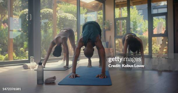 yoga, pose et personnes dans un cours pour le fitness, les étirements et l’entraînement du corps pour la flexibilité. entraînement, santé et groupe d’amis dans une salle de pilates, exercice zen et bien-être ensemble - man doing yoga in the morning photos et images de collection