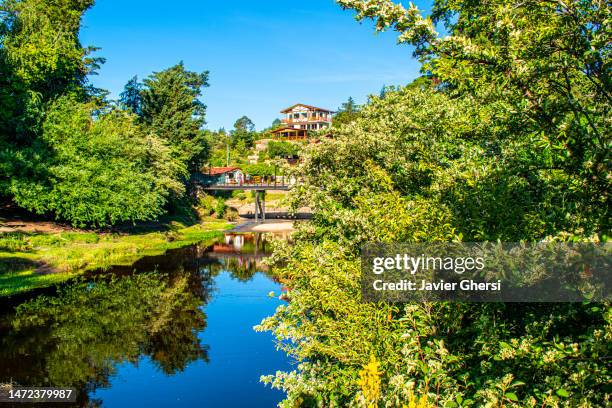 la cumbrecita, cordoba, argentina. the houses, the stones, the river and nature. - cordoba argentina ストックフォトと画像