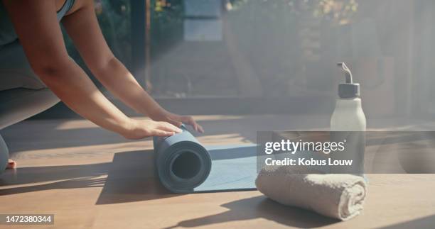comienza, rueda o manos con esterilla en el estudio de yoga para un bienestar saludable, equilibrio corporal o bienestar espiritual. fitness, principiante o persona lista para hacer ejercicio, entrenamiento o entrenamiento para la atención plena en clase - colchoneta de ejercicio fotografías e imágenes de stock
