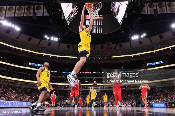 Payton Sandfort of the Iowa Hawkeyes dunks against the Ohio State Buckeyes in the second half of the second round in the Big Ten Tournament at United...