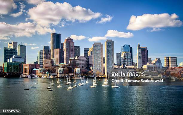 boston skyline - massachusetts photos et images de collection