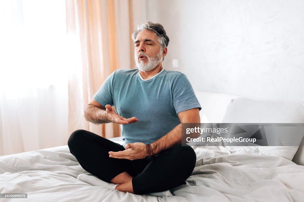 Yoga en la cama. Este hombre muestra cómo crear una rutina matutina pacífica