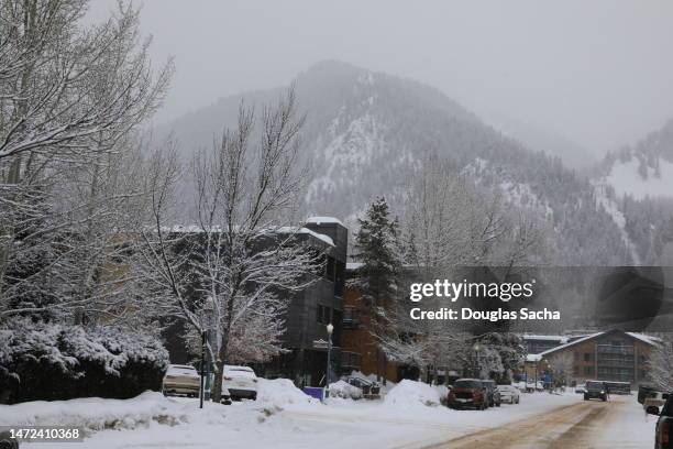 downtown aspen co - 10th mountain division stockfoto's en -beelden