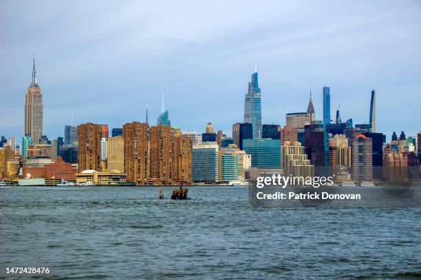 midtown manhattan skyline, new york, usa - williamsburg new york city stock-fotos und bilder