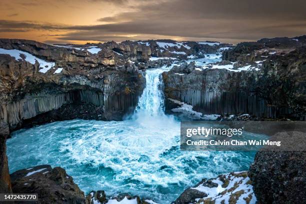 high angle view of iceland aldeyjarfoss waterfall - north iceland - catarata fotografías e imágenes de stock