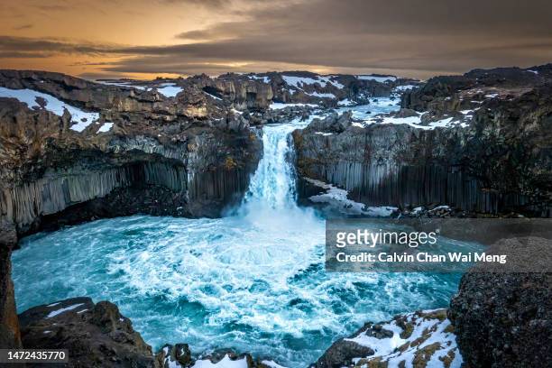 high angle view of iceland aldeyjarfoss waterfall - north iceland - akureyri iceland stockfoto's en -beelden