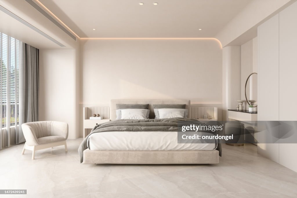 Modernes Schlafzimmerinterieur mit Doppelbett, Sessel und Nachttischen
