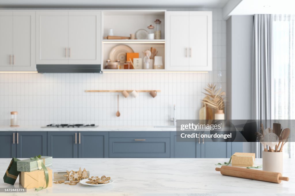 Moderne Küche mit hausgemachten Lebkuchenplätzchen und Geschenkboxen auf der Küchentheke. Backen und Verkaufen von Keksen