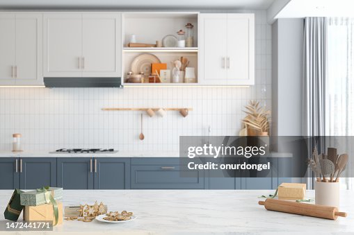 Cuisine moderne avec biscuits en pain d’épices faits maison et boîtes-cadeaux sur le comptoir de la cuisine. Cuisson et vente de biscuits Cuisine moderne avec biscuits en pain d’épices faits maison et boîtes-cadeaux sur le comptoir de la cuisine. Cuisson et vente de biscuits