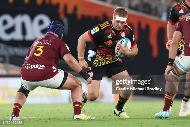 Sam Cane of the Chiefs makes a run during the round three Super Rugby Pacific match between Chiefs and Highlanders at FMG Stadium Waikato, on March...