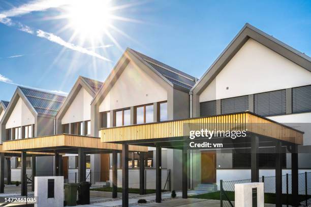 immeubles d’appartements modernes à une journée ensoleillée - structure à deux étages photos et images de collection