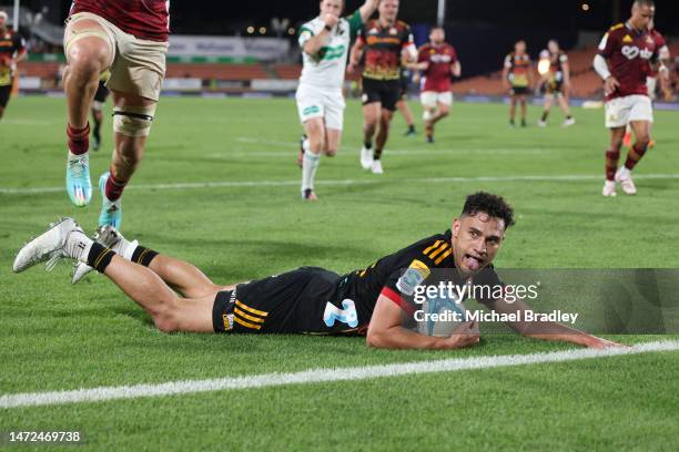 Shaun Stevenson of the Chiefs dives in for a try during the round three Super Rugby Pacific match between Chiefs and Highlanders at FMG Stadium...