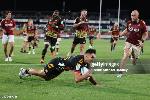 Shaun Stevenson of the Chiefs dives in for a try during the round three Super Rugby Pacific match between Chiefs and Highlanders at FMG Stadium...