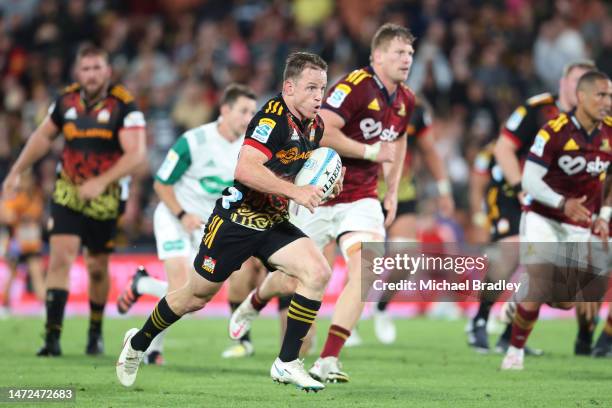 Brad Weber of the Chiefs makes a run during the round three Super Rugby Pacific match between Chiefs and Highlanders at FMG Stadium Waikato, on March...