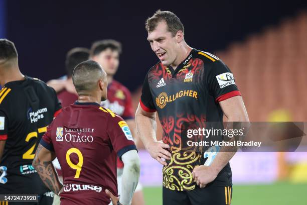 Brodie Retallick of the Chiefs talks to Aaron Smith of the Highlanders during the round three Super Rugby Pacific match between Chiefs and...