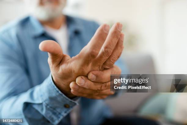douleur à la main de l’homme - rhumatisme photos et images de collection