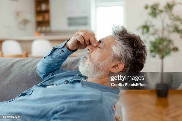 suffering from migraine - hoofdpijn stockfoto's en -beelden
