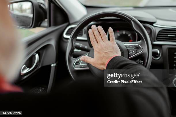 premere il corno - aggressione foto e immagini stock