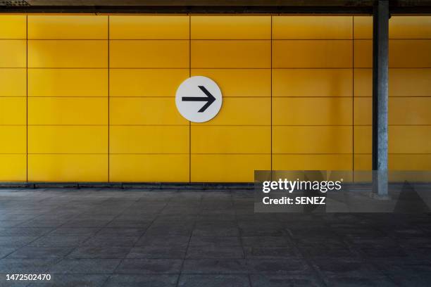 empty pit garage - guidance stock pictures, royalty-free photos & images