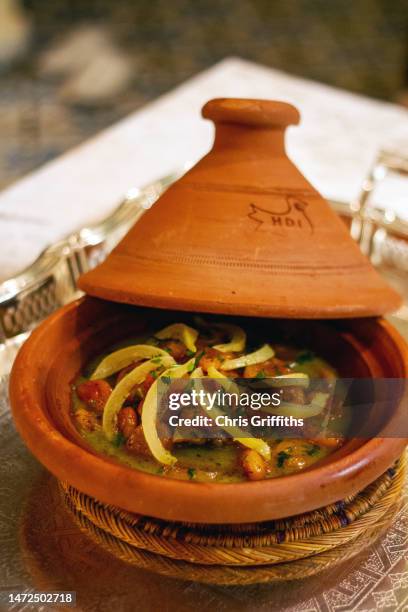 lamb and apricot tagine, azrou, morocco, north africa - ceramics fez stock-fotos und bilder