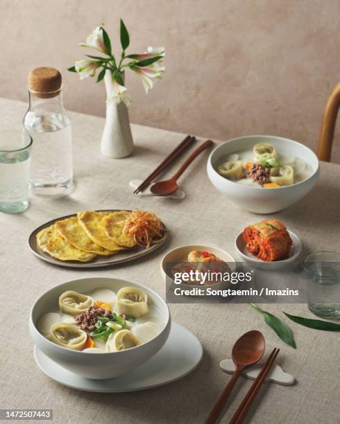 new year's rice cake soup, rice cake dumpling soup - estilismo culinário imagens e fotografias de stock