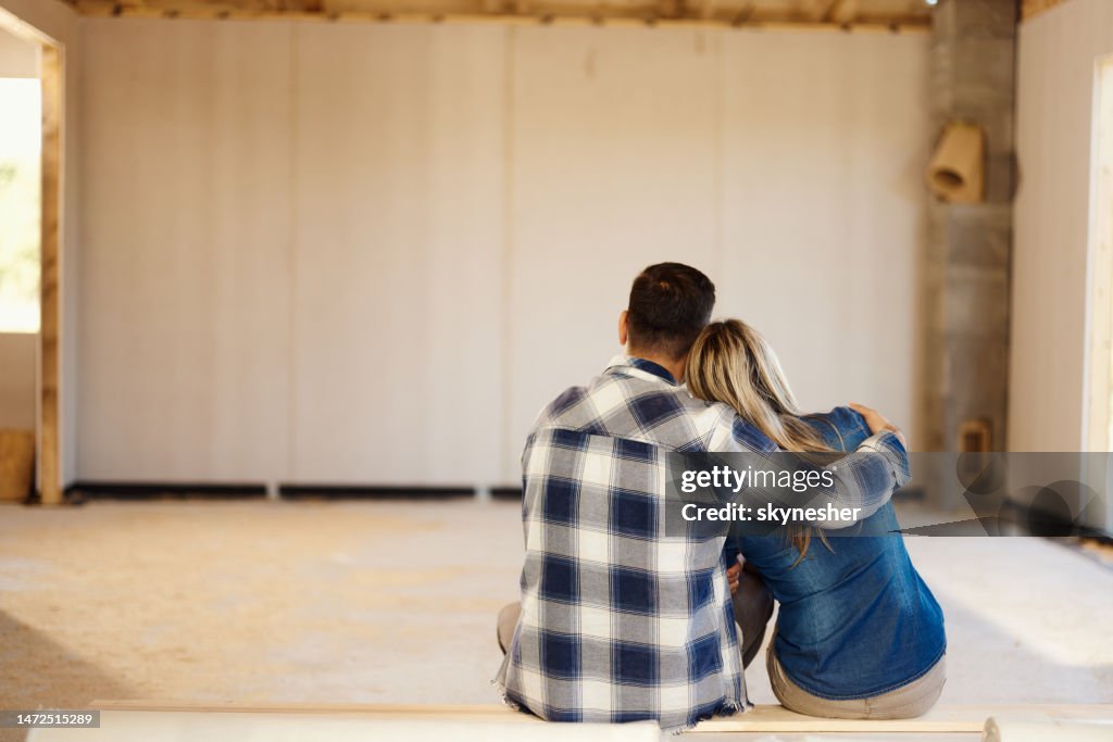 Vista Trasera De Una Pareja Abrazada Relajándose Dentro De Su Casa En Desarrollo Foto de stock - Getty Images Vista Trasera De Una Pareja Abrazada Relajándose Dentro De Su Casa En Desarrollo Foto de stock - Getty Images
