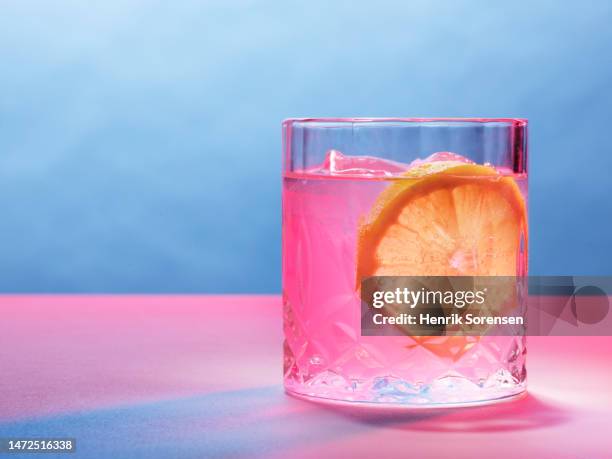 pink drink with lemon - bebida sin alcohol fotografías e imágenes de stock