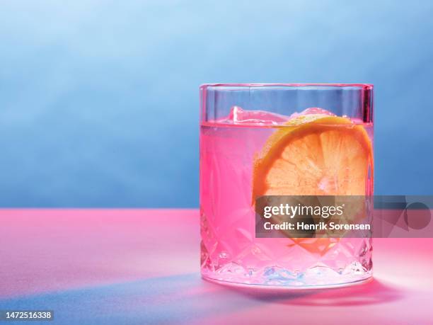 pink drink with lemon - cocktail and mocktail stockfoto's en -beelden