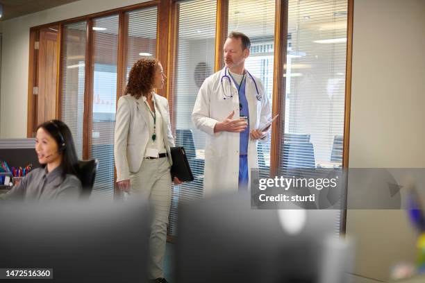 doctor meeting with sales representative - medisch vertegenwoordiger stockfoto's en -beelden
