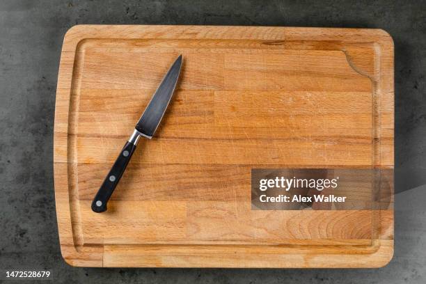 small kitchen knife on wooden chopping board - tabla de cortar fotografías e imágenes de stock