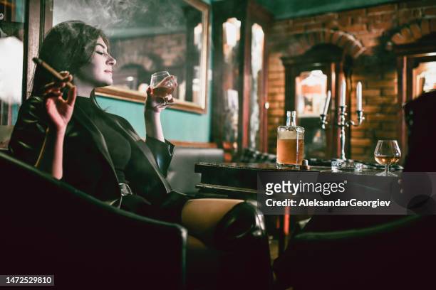 schöne weibliche mischung von zigarrengeschmack mit whisky - cigar stock-fotos und bilder