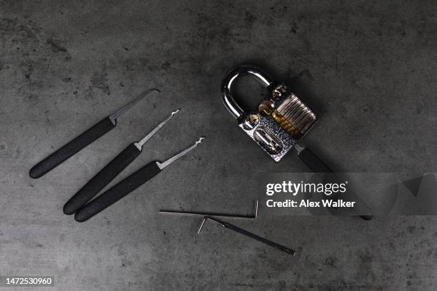 padlock with lock picking tools - breaker box stockfoto's en -beelden